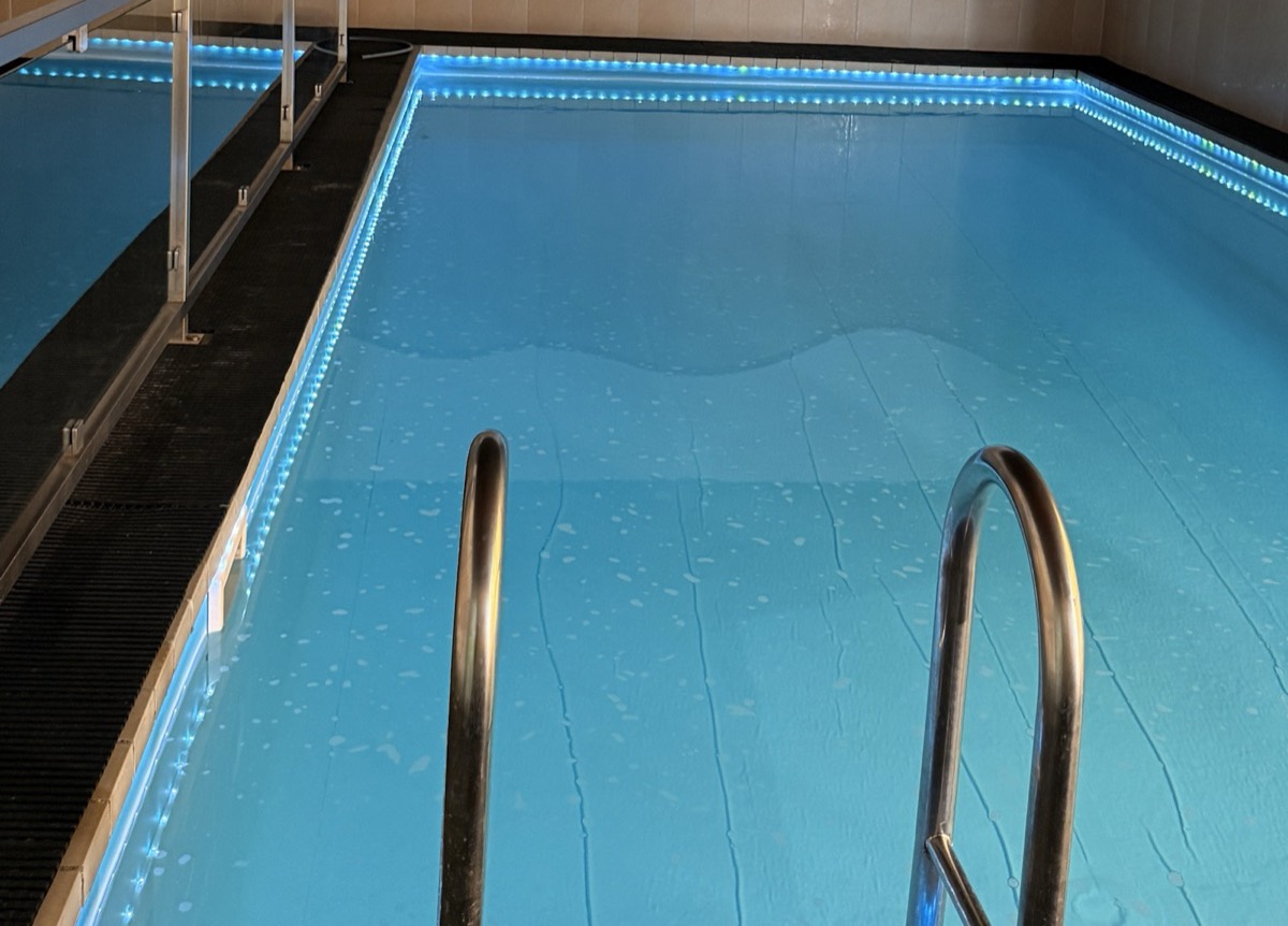 Beheiztes Schwimmbecken mit LED-Beleuchtung